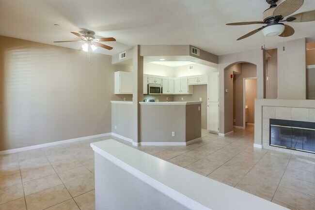 Building Photo - Beautiful 2 Bedroom 2.5 Bath Gated Condo w...