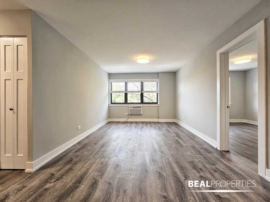 Photo - 445 W Barry Ave (Chicago, IL)
