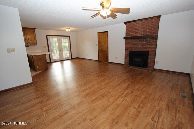 Building Photo - 208 Dolphin St