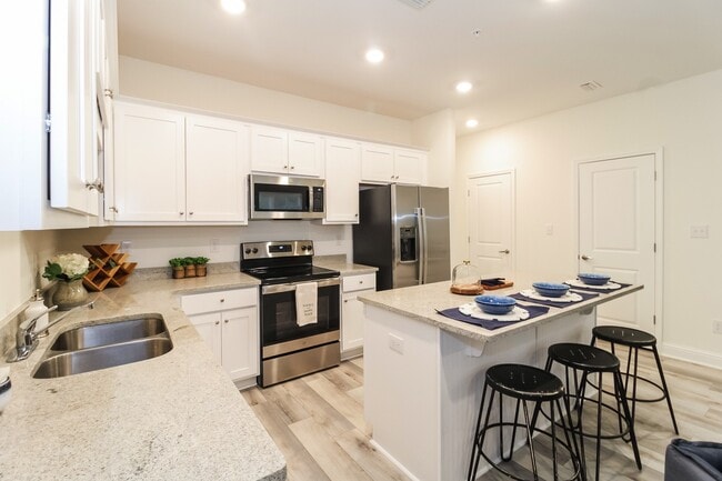 Building Photo - Overland Townhomes