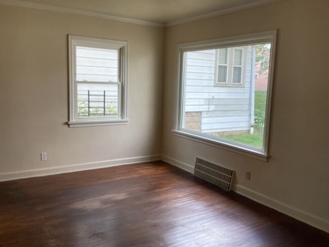 Building Photo - 2 bedroom single family home with off stre...