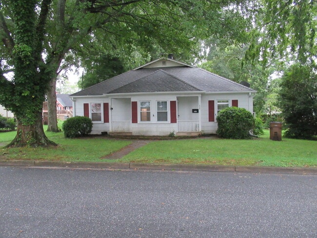 Building Photo - Downtown Lincolnton Duplex!