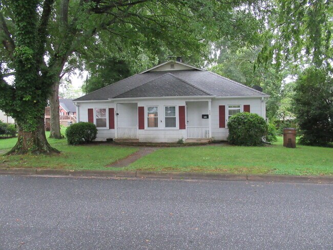 Foto del edificio - Downtown Lincolnton Duplex!