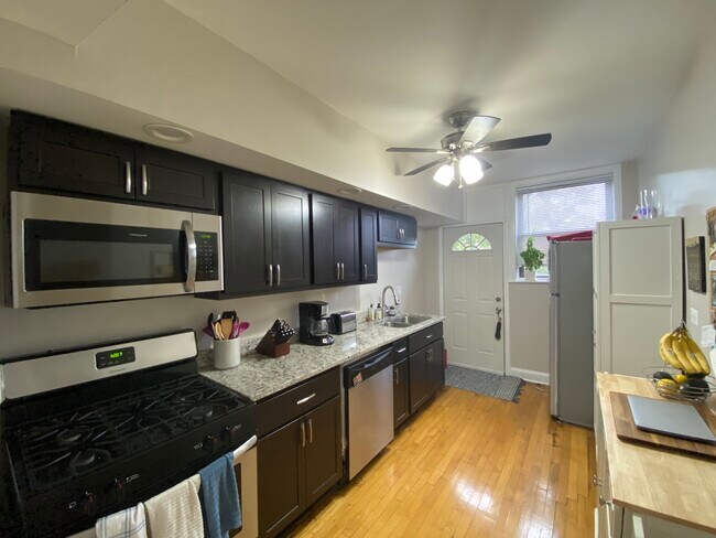 Building Photo - 3241 N Damen Ave