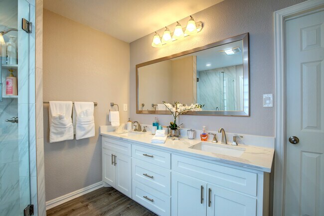 Building Photo - 8606 Columbia Dr