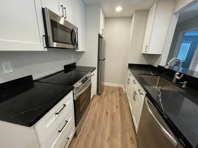 Foto del edificio - $500 MOVE IN SPECIAL!! RECENTLY REMODELED ...