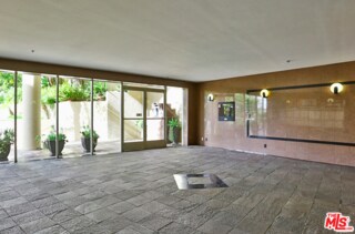 Building Photo - 2222 Beachwood Dr