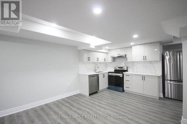 Building Photo - 152 The Queensway