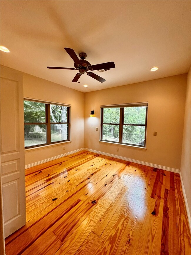 Building Photo - 723 N Lakeview Dr