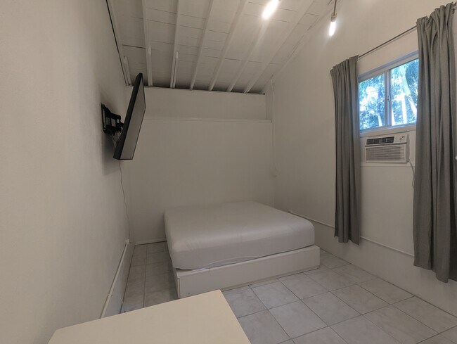Cama tamaño king incluida si la desea y televisor montado en la pared. - 2551 Lincoln St