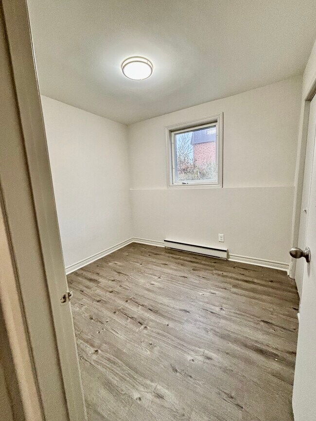 Photo du bâtiment - 100 Inverness Pl