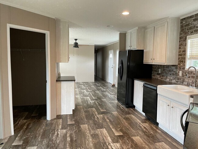 Foto del edificio - 3 BED, 2 BATH MOBILE HOME LOCATED IN THE DENTON AREA! $1,250 MONTH, $1,250 DEPOSIT.