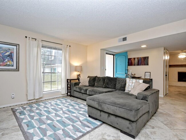 Building Photo - 8703 Westover Club Dr