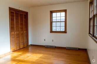 Building Photo - 8 E Leslie Ln
