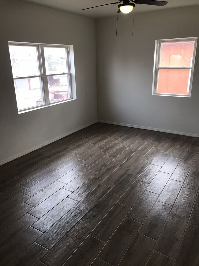 Sala de estar abierta - 1006 Luna St