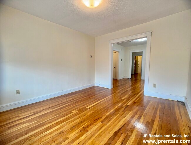 Building Photo - 11 Segel St