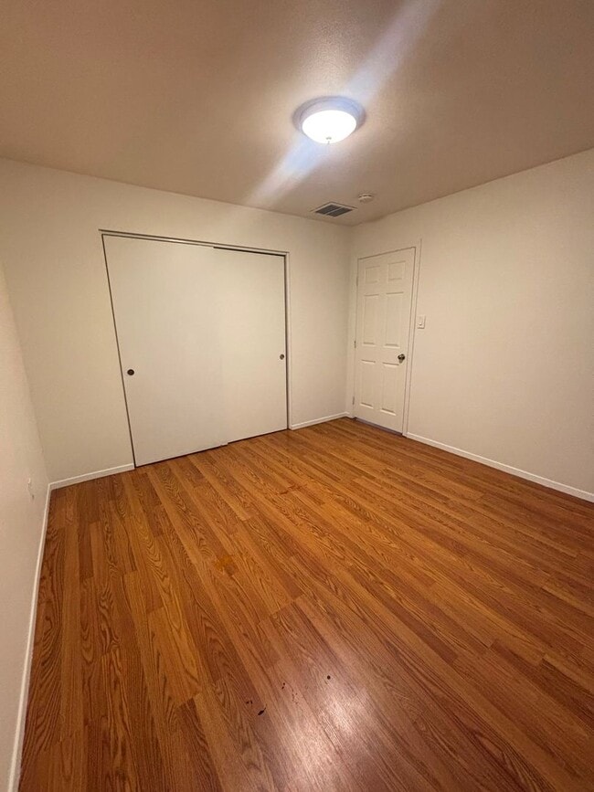Foto del edificio - 572 Lenrey Ave