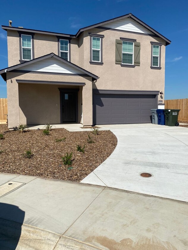 Primary Photo - AVAILABLE NOW! 4 bedroom/2.5 bathroom home!