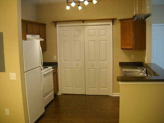 Building Photo - 1 Bedroom/1 Bathroom Available in August!