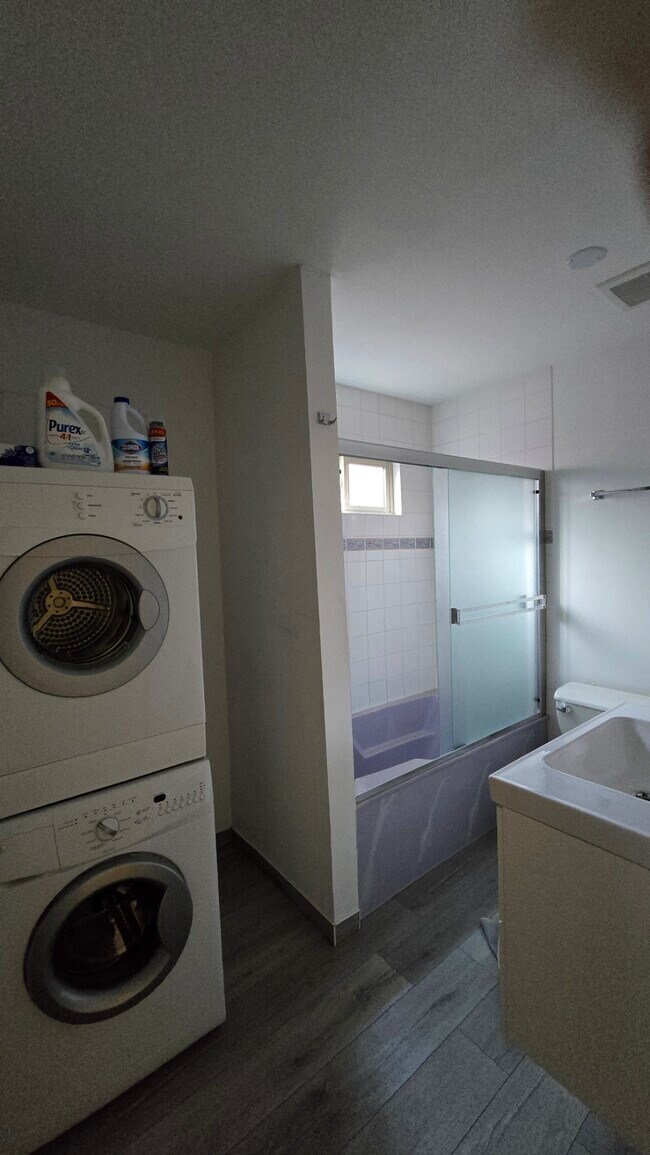 Building Photo - 13731 115 Av