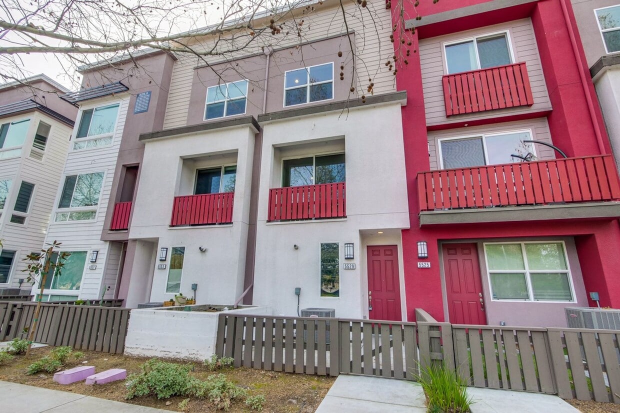 3 bed 3 bath home in Blossom Hill area! - 3 bed 3 bath home in Blossom Hill area!