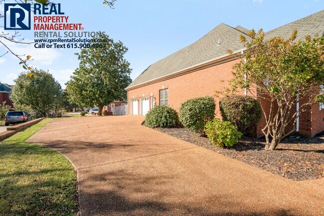 Foto del edificio - Great 4 bedroom home PLUS bonus and Garage...