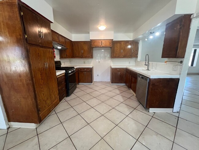 Building Photo - Located in the Heart of Tehachapi!