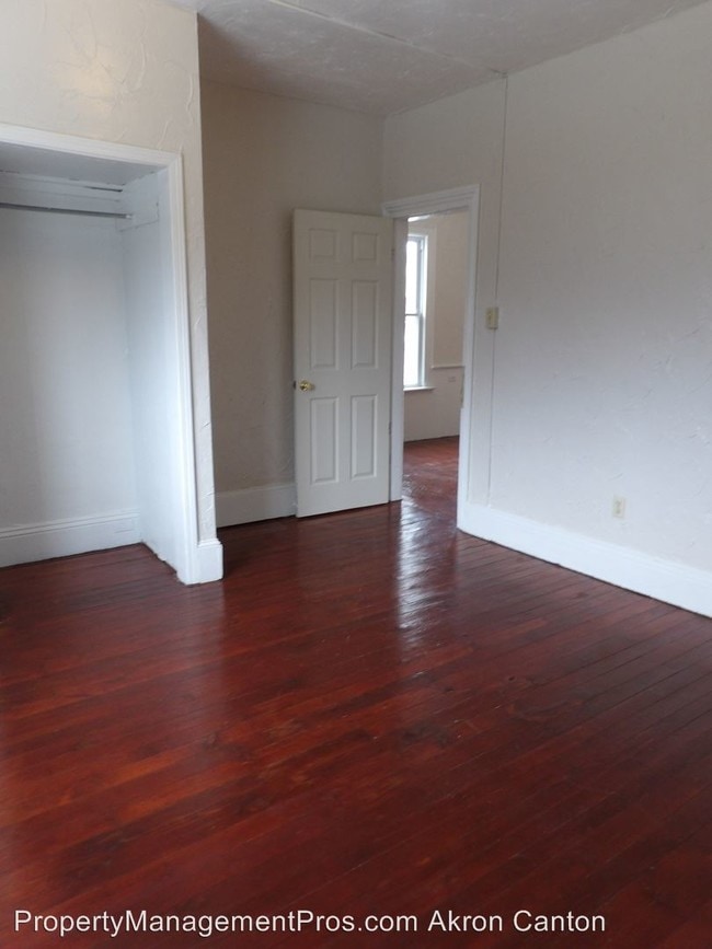 Building Photo - 511 Brown St