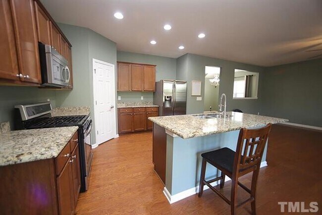 Foto del edificio - Spacious Home w/ Private Backyard