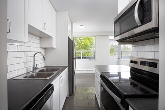 Building Photo - 3888 Bathurst Street