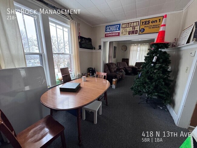 Foto del edificio - 418 N 13th Ave E