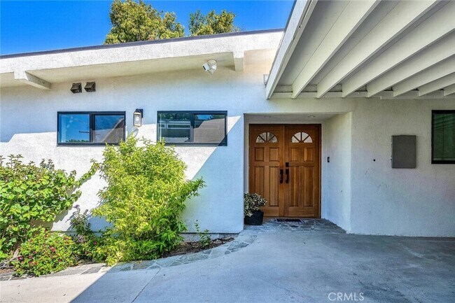 Foto del edificio - 21806 Ybarra Rd
