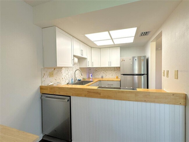 Building Photo - 2400 Forest Dr