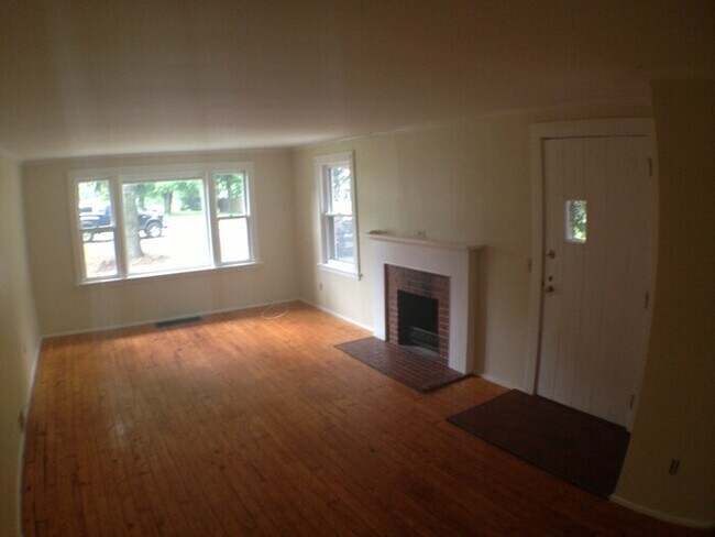 Foto del edificio - Perfect For Student Housing- 4 Bedroom Hou...