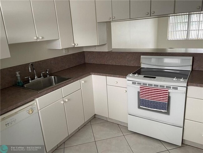 Building Photo - 2223 Park Ln