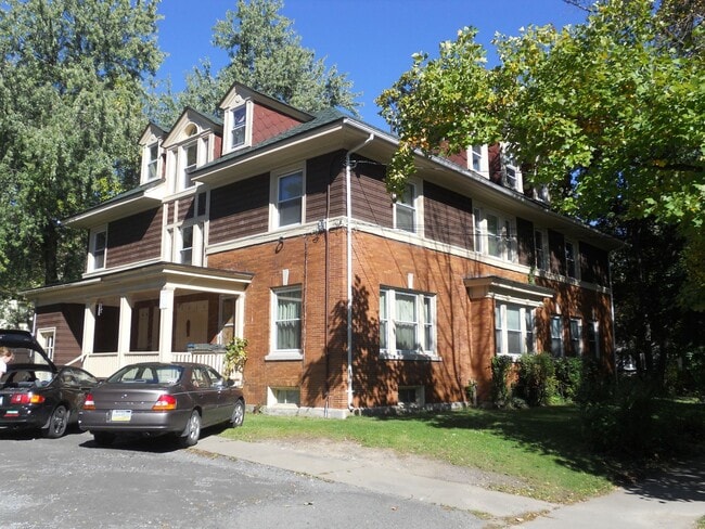 Building Photo - 560-2 Allen - Available 6/1/26 Spacious 2nd/3rd Floor Duplex With 3 Full Baths