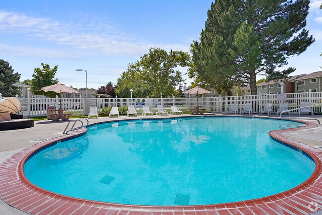 Pool with Sundeck - Mark Twain Apartments