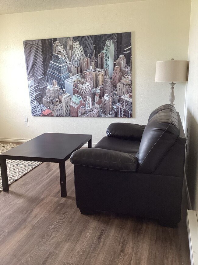 Foto del edificio - 2 Bed 1 bath Apartment  on Quiet Street and Close to ENMU!