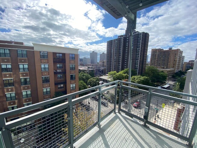 Foto del edificio - Luxury Living by the Lake | 2BR/2BA Condo in Uptown Chicago - Available August 1st!