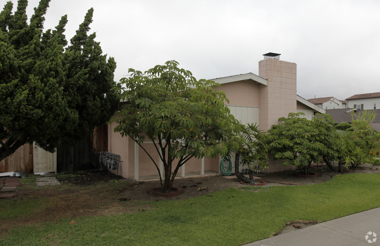 Building Photo - 3049 W Coolidge Ave