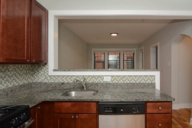 Building Photo - 4410 N Wolcott Ave