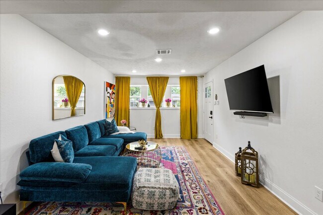 Foto del edificio - 5803 Farwell Dr
