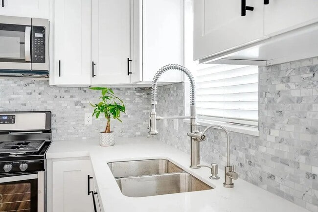 Building Photo - Stunning One-Bedroom Apartment