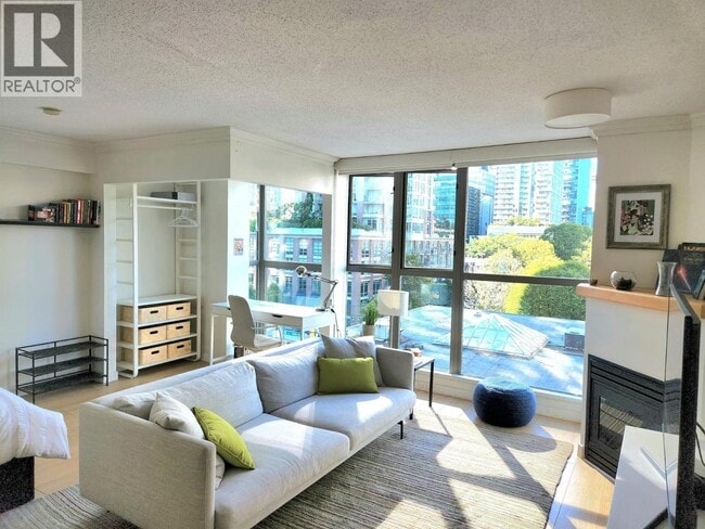 Building Photo - 928 Richards St