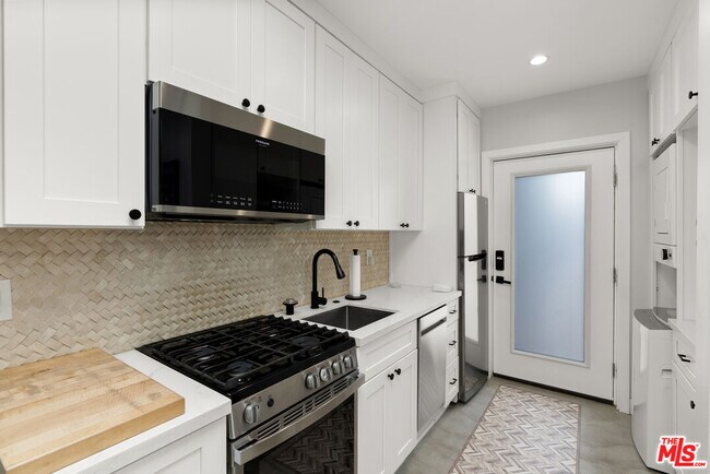 Foto del edificio - 8102 Stewart Ave