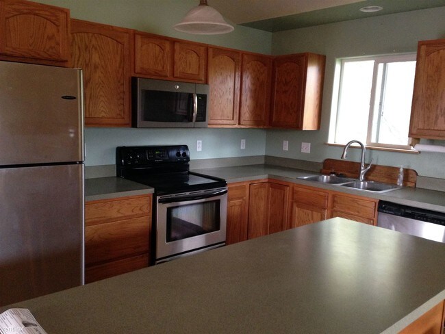 Building Photo - 8 Darlene Rd