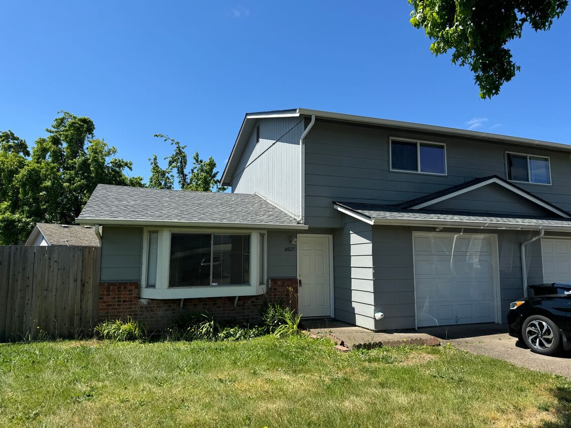 Primary Photo - 2 bedroom 1.5 bathroom duplex in Springfield!
