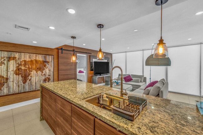 Foto del edificio - 7601 E Treasure Dr