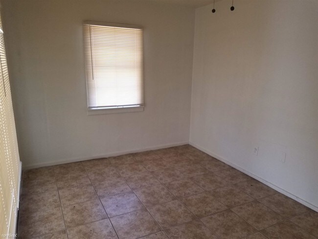 Foto del edificio - 3315 E Cambridge Ave