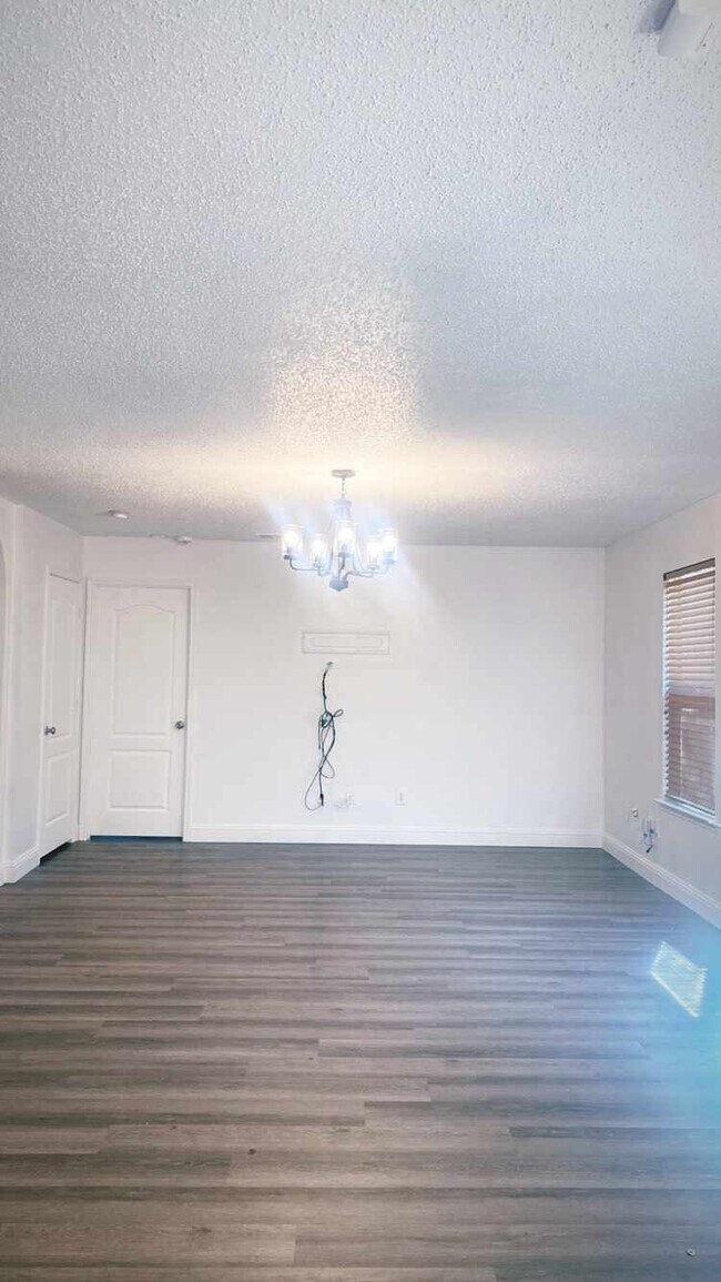 Building Photo - 201 Yosemite Dr